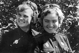 Слева – направо: Летчица Мария Смирнова, Глафира Каширина.